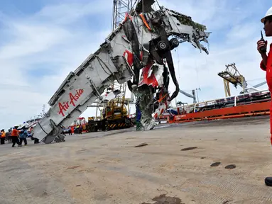 Petugas Basarnas memindahkan bangkai badan AirAsia QZ8501 dari kapal milik SKK Migas, Crest Onyx di Pelabuhan Tanjung Priok, Jakarta, Senin (2/3/2015).  (Liputan6.com/Faizal Fanani)