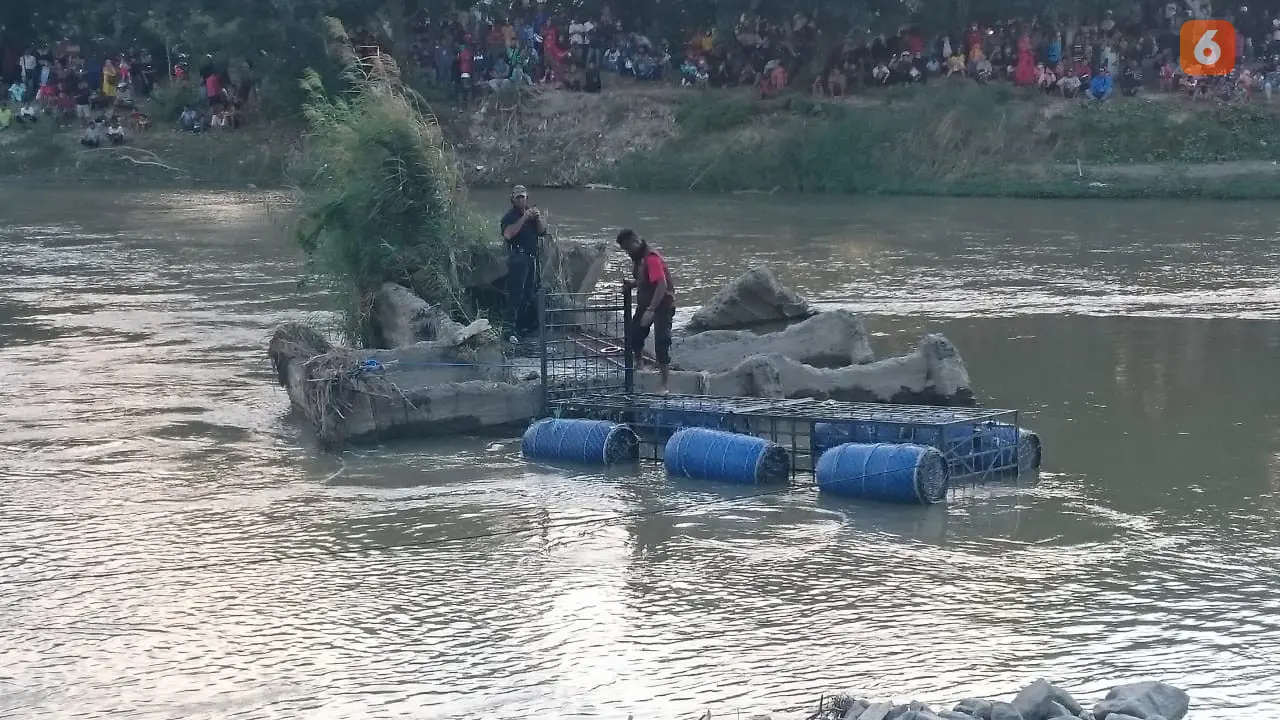 Petugas BKSDA Sulteng dan Matt Wrigh membawa perangkap menuju titik pemasangan