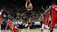 Aksi Devin Booker saat Suns melawan Pelicans di lanjutan NBA 2022/2023 (AP)