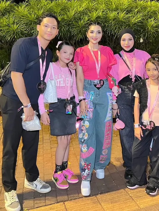 Keluarga Ashanty pun hadir, tampak Ashanty mengenakan atasan pink dipadukan celana denim dengan patch Mickey Mouse. Dan Aurel Hermansyah mengenakan atasan pink crop dengan inner hitam dan celana denimnya. [@ashanty_ash]