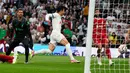 Tottenham mampu unggul pada menit ke-37. Son Heung-min menjebol gawang Alisson setelah menyambar umpan silang dari Richarlison. (AP Photo/Alberto Pezzali)