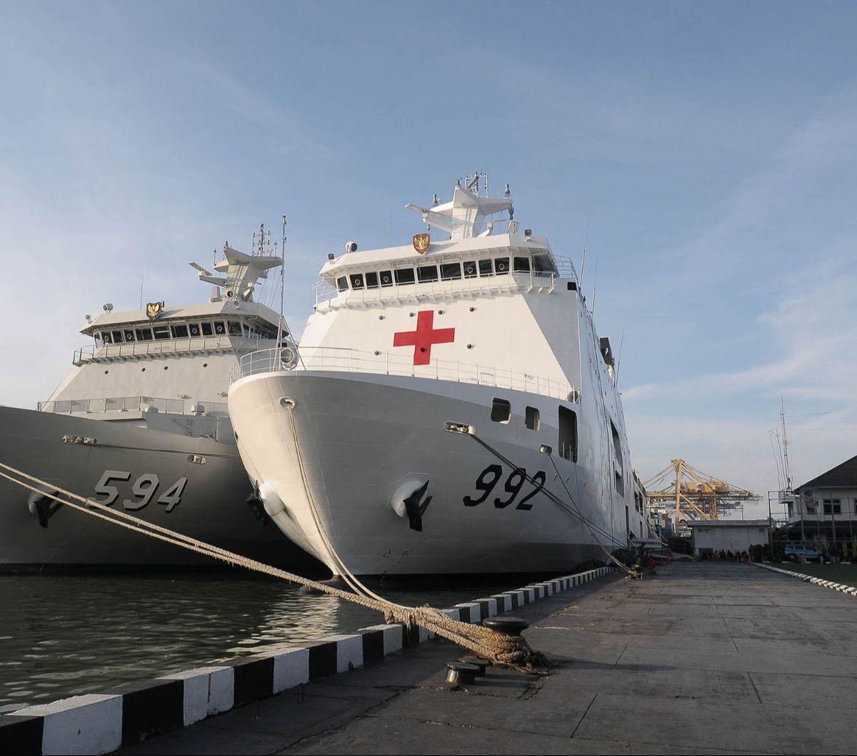 Kapal rumah sakit TNI AL, KRI dr. Radjiman Wedyodiningrat-992 siap diberangkatkan ke Palestina untuk menjalankan misi kemanusiaan. Guna menjalani pengecekan, kapal ini merapat terlebih dahili di Markas Komando Lintas Laut Militer (Kolinlamil) TNI AL, Jaka