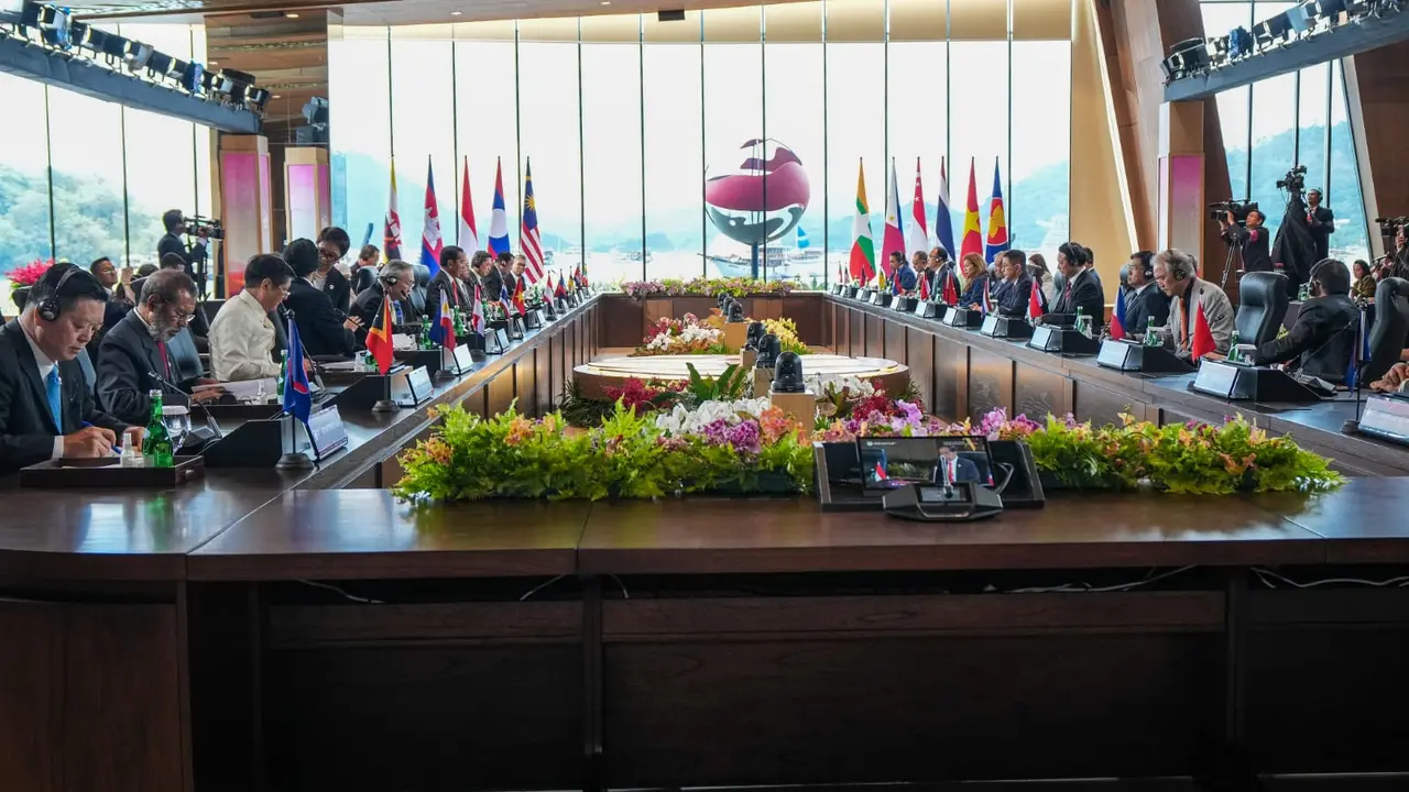 Konferensi Tingkat Tinggi (KTT) ASEAN ke-42, dalam sesi ASEAN Leaders’ Interface with Representatives of ASEAN Business Advisory Councildi Labuan Bajo, Kabupaten Manggarai, Provinsi Nusa Tenggara Timur, Rabu (10/05/2023).