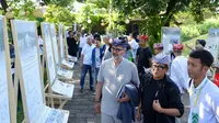 Direktur Aga Khan Award bersama arsitek-arsitek yang hadir dalam Festival Arsitek Nusantara saat mengunjungi pameran di Pendopo Sabha Swagata (Istimewa)