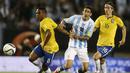 Pemain Argentina Angel Di Maria (tengah) berebut bola dengan para pemain Brasil pada laga Pra-Piala Dunia 2018 zona CONMEBOL di Stadion Monumental Antonio Verspucio Liberti,Buenos Aires, Argentina, Sabtu (14/11/2015) WIB.(REUTERS/Enrique Marcarian)