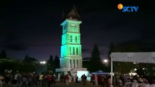 BMKG Padang Panjang memasang peralatan pemantauan gerhana di pelataran jam gadang.