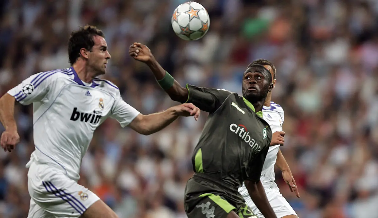 Christoph Metzelder. Bek tengah yang kini berusia 41 tahun dan telah pensiun pada Juli 2014 bersama Tus Haltern ini pernah memperkuat Real Madrid selama 3 musim pada 2007/2008 hingga 2009/2010 usai didatangkan dari Borussia Dortmund pada awal musim 2007/2008 dengan status bebas transfer. Ia total tampil dalam 31 laga di semua ajang dengan torehan 1 assist dan mampu mempersembahkan 1 gelar Liga Spanyol dan 1 Supercopa Spanyol. (AFP/Bru Garcia)