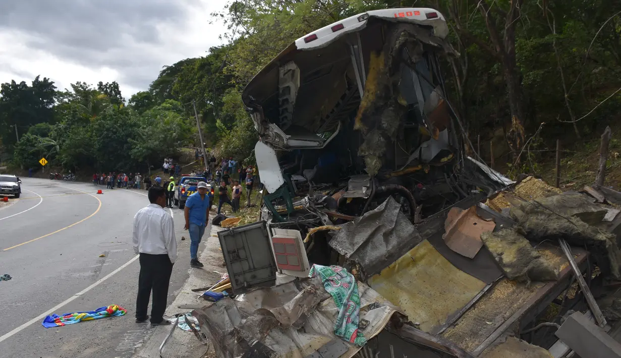 Kondisi bus setelah menabrak truk trailer di Gualan, Guatemala (21/12/2019). Kecelakaan tersebut menewaskan sedikitnya 21 orang dan menyebabkan belasan orang luka-luka. (AP Photo/Carlos Cruz)