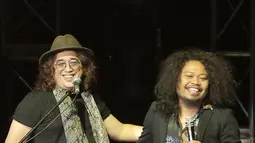 Grup band KLa Project tampil berkolaborasi dengan Is 'Pusakata' dalam konser bertajuk Karunia Semesta di JCC Plennary Hall, Jakarta Pusat, Rabu (5/12). Konser dihelat untuk merayakan 30 tahun perjalanan karier mereka. (New Fimela/Bambang Eros)
