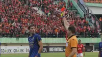 Bek Persib Bandung Vladimir Vujovic diusir oleh wasit Shaun Robert Evans saat laga kontra Persija Jakarta di Stadion Manahan, Solo, Jumat (3/11/2017). (Bola.com/Ronald Seger Prabowo)