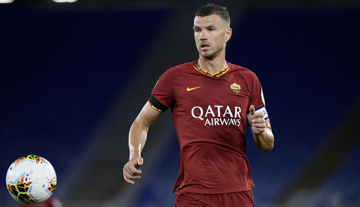 3. Edin Dzeko - Dzeko memiliki catatan 106 gol dari 222 penampilan bersama AS Roma semua kompetisi. Juventus dikabarkan tengah bersaing dengan Inter Milan untuk bisa memboyong pemain asal Bosnia ini. (AFP/Filippo Monteforte)