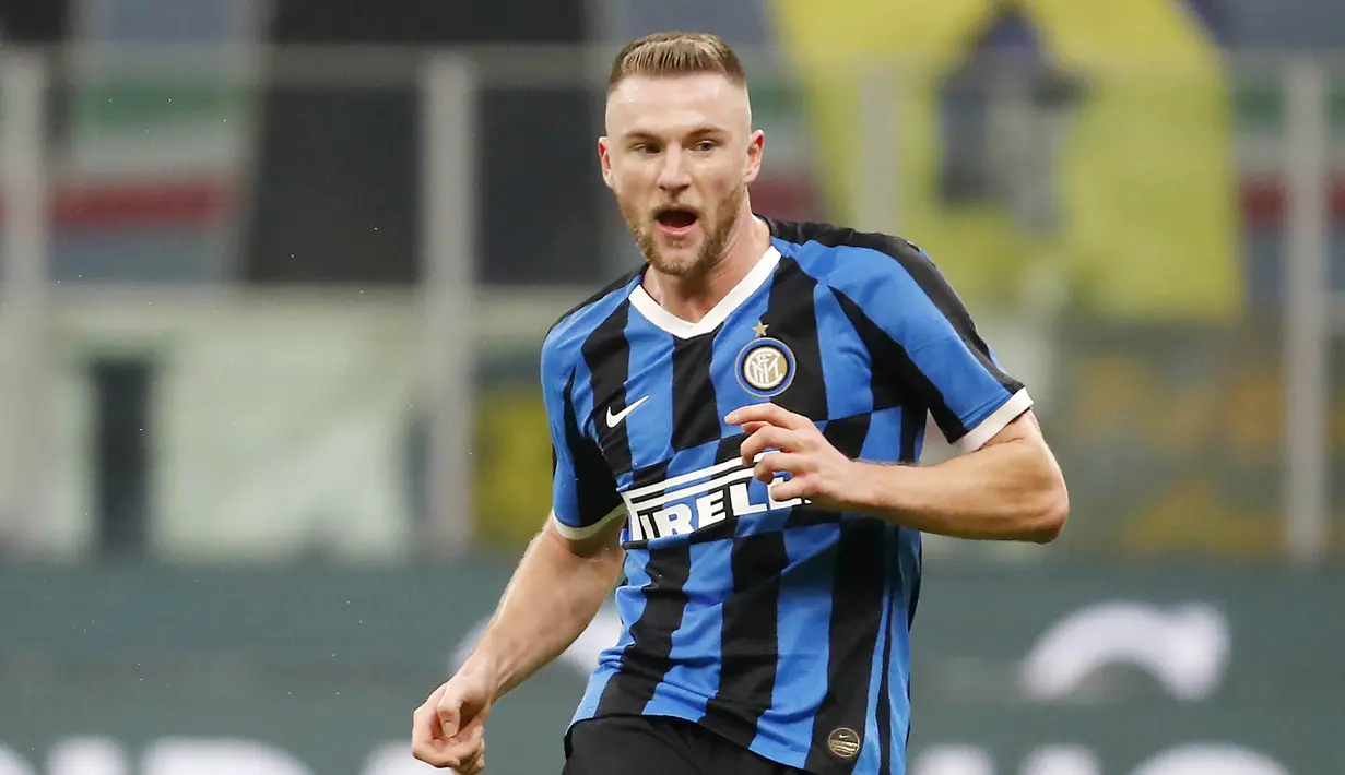 6. Milan Skriniar (Inter Milan) - Palang pintu Inter Milan ini cukup santer diisukan menjadi pengganti Virgil Van Dijk. Sejak kedatangannya tahun 2017 dari Sampdoria, Skriniar mampu menunjukkan performa yang solid di lini pertahanan I Nerazzurri. (AP/Antonio Calanni)