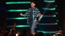 Aktor Zac Efron naik ke atas panggung untuk menerima penghargaan pada acara Teen Choice Awards di Inglewood, California, 12 Agustus 2018.  Zac Efron sempat menuai hujatan lantaran tampilan barunya dengan rambut gimbal. (Kevin Winter/Getty Images/AFP)