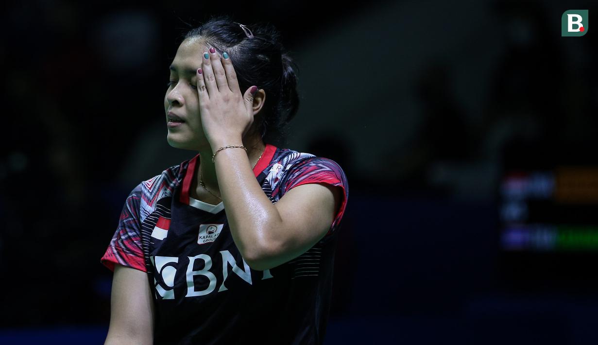 Tunggal putri terbaik Indonesia berperingkat 30 BWF, Gregoria Mariska Tunjung yang bertanding di partai pertama court 1 harus mengakui keunggulan tunggal putri Thailand peringkat 21 BWF, Phittayaporn Chaiwan dengan rubber game 17-21, 21-10 dan 12-21 dalam durasi 52 menit. (Bola.com/Bagaskara Lazuardi)