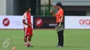 Pelatih Persija, Stefano Cugurra Teco (kanan) berbincang dengan Bambang Pamungkas saat latihan resmi jelang laga lanjutan Liga 1 melawan Madura United di Stadion Patriot Candrabhaga, Bekasi, Rabu (3/5). (Liputan6.com/Helmi Fithriansyah)