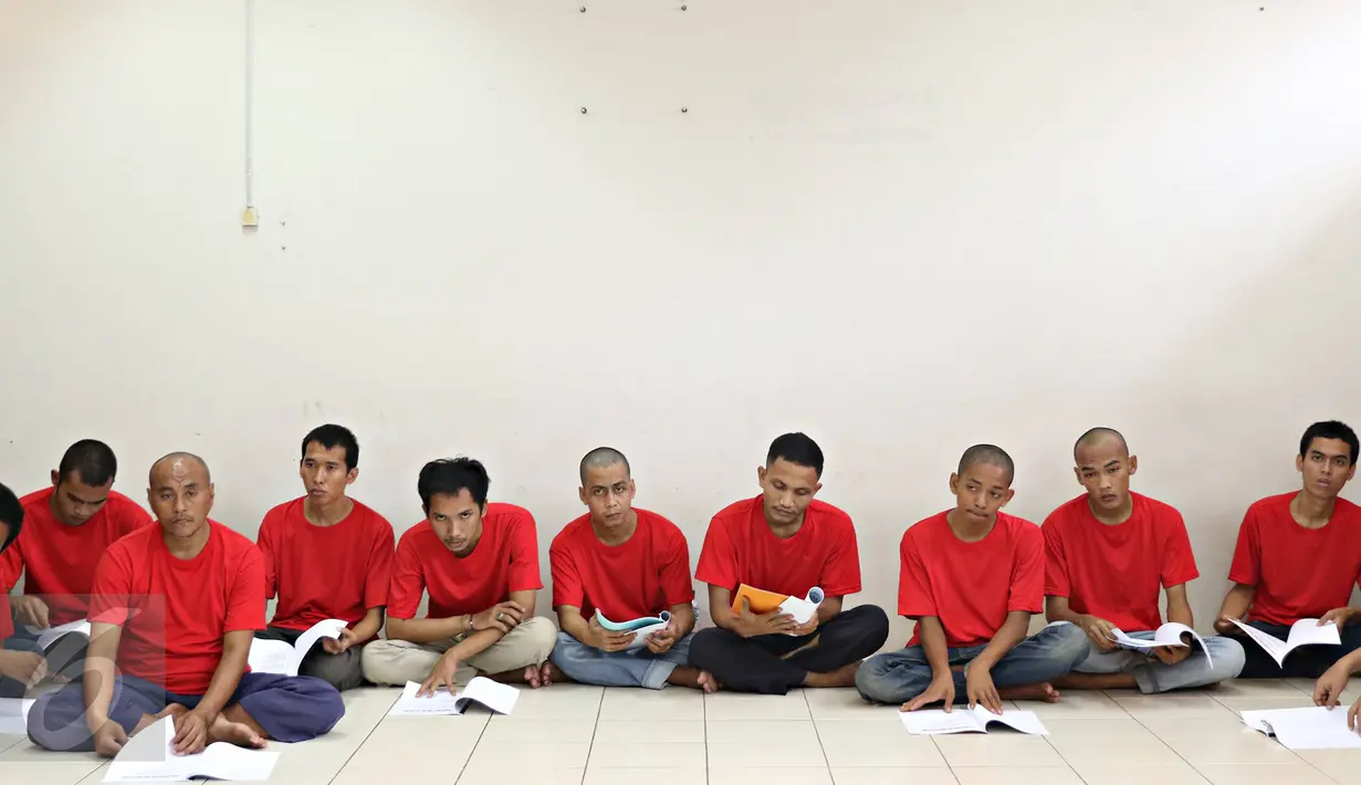Narapidana mengikuti kelas seusai peluncuran Rehabilitasi Sosial Therapeutic Community di Lapas Narkotika Kelas II A, Jakarta, Senin (10/5). Program ini berlangsung selama 12 pekan untuk merehabilitasi 700 narapidana. (Liputan6.com/Immanuel Antonius)