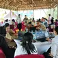 Para guru di Kecamatan Damai, Kabupaten Kutai Barat, Kalimantan Timur tampak antusias mengikuti pelatihan Platform Merdeka Mengajar karena selama ini kesulitan mengakses platform tersebut akibat tak ada akses internet. (foto: istimewa)