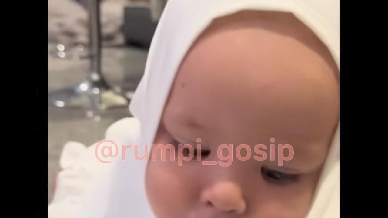 Potret Cantik Baby Kamari Anak Jennifer Coppen Anteng Kenakan Hijab, Disebut Ustazah Cilik Sampai Bidadari Papa Dali