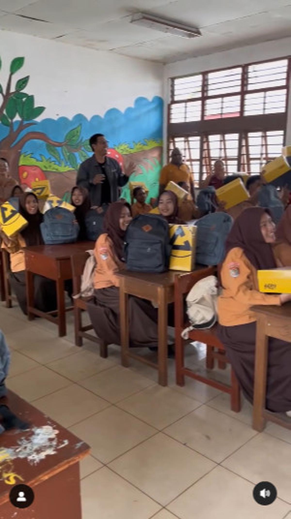 Intip Isi Bingkisan Wapres Gibran untuk Siswa SMK di Merauke, 'Harap Bantuan ini Teman-teman Jadi Termotivasi Rajin Sekolah'