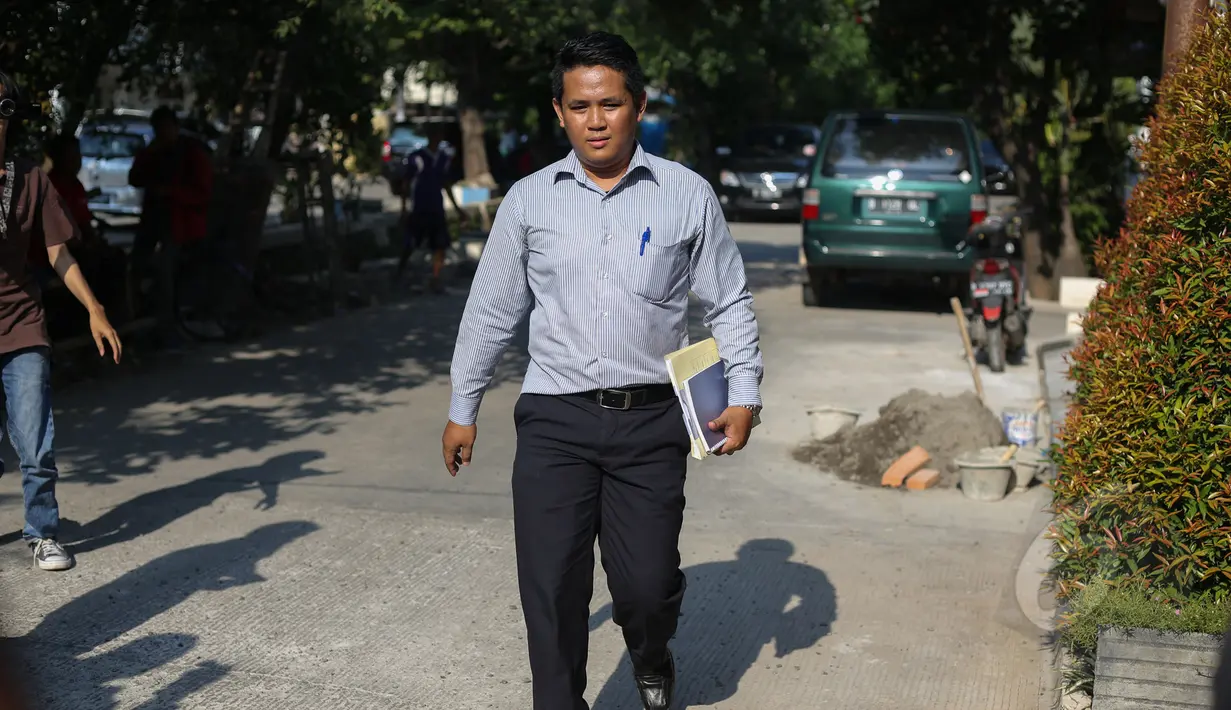 Tampak seorang yang berpakaian rapi diduga dari Ombudsman mendatangi rumah penyidik KPK, Novel Baswedan di Jakarta, Senin (11/5/2015). Hingga kini belum nampak sosok dari Ombudsman yang diinfokan akan mengunjungi rumah Novel. (Liputan6.com/Faizal Fanani)
