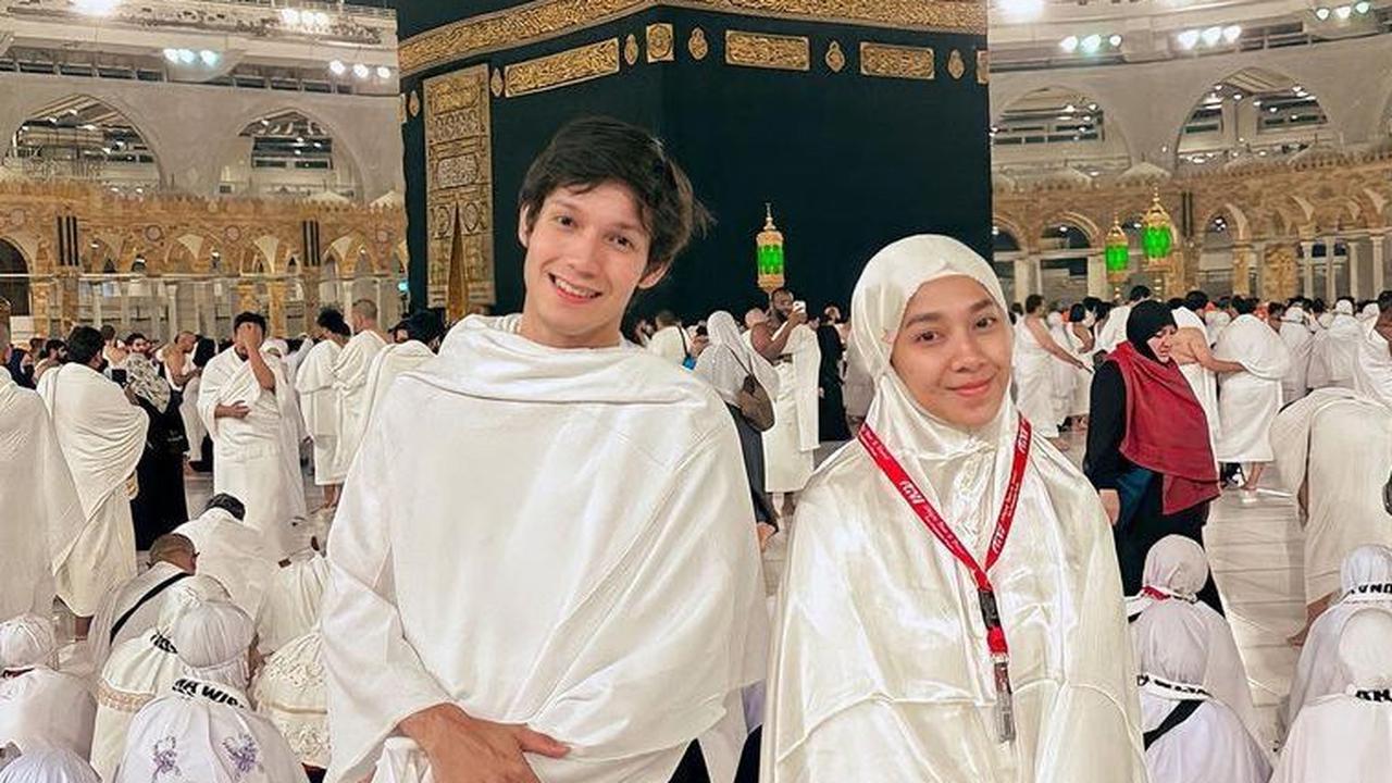 5.  Naufal berpacaran dengan Dinda Kirana sejak 2021 lalu. Keduanya beda usia 4 tahun, namun beredar kabar pasangan ini sudah putus.