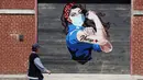 Sebuah mural di dekat rumah sakit memberi pesan penghormatan kepada para perawat selama pandemi virus corona COVID-19 di Dallas, Amerika Serikat, Rabu (15/4/2020). (AP Photo/LM Otero)