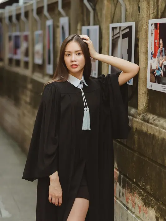 Tampil sederhana dan bersahaja saat diwisuda dengan jubah hitamnya. Tak banyak atribut ala ratu kecantikan, namun kecantikan alamiahnya tak terbendung (Foto: Instagram @annasnga_1o)