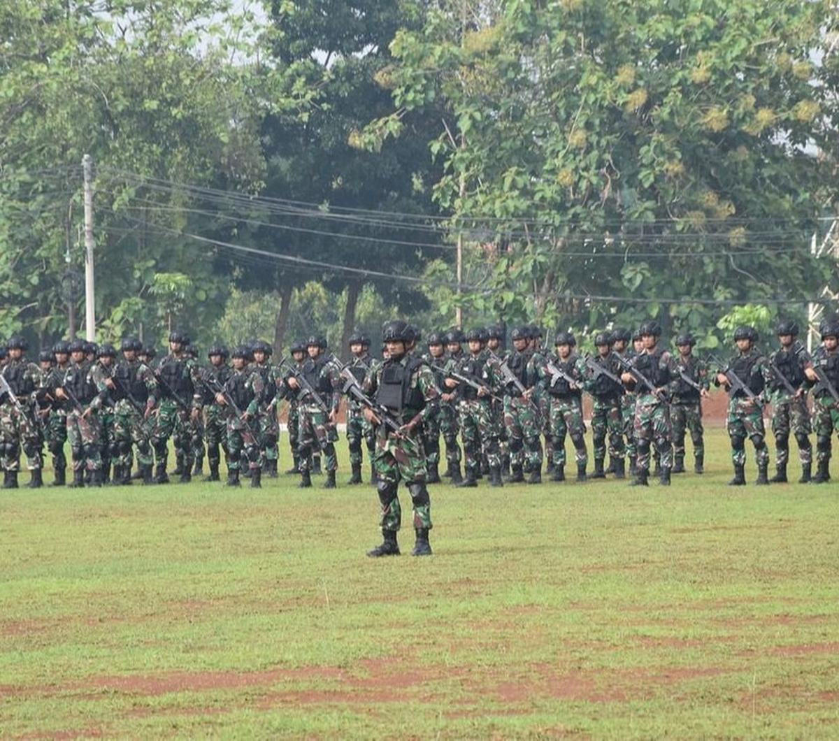 Ratusan prajurit berbaret oranye serta berhelm tersebut pun nampak berbaris di lapangan apel Mayonko 467 Kopasgat.