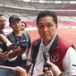 Menteri BUMN dan Ketua Umum PSSI Erick Thohir di Stadion Utama GBK, Jumat (19/5/2023). Erick Thohir memastikan akan memberikan bonus kepada para pemain Tim Nasional Sepakbola U-22. (Arief/Liputan6.com)