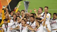 Para pemain Sevilla berselebrasi memegang trofi setelah menang atas Inter Milan pada pertandingan Final Liga Europa di Stadion Rhein Energie, Sabtu (22/8/2020) dini hari. Sevilla menjadi juara Liga Europa setelah menang dengan skor 3-2. (Lars Baron, Pool Photo via AP)