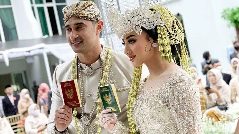 Sah, Ini 8 Potret Pernikahan Ali Syakieb dan Margin Wieheerm yang Digelar di Bandung
