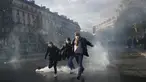 Sejumlah demonstran berlari meninggalkan Lapangan République saat aksi menentang kenaikan biaya hidup sekaligus menyuarakan tuntutan mahasiswa di Paris, Prancis, Sabtu (17/10/2026). (AP Photo/Thibault Camus)