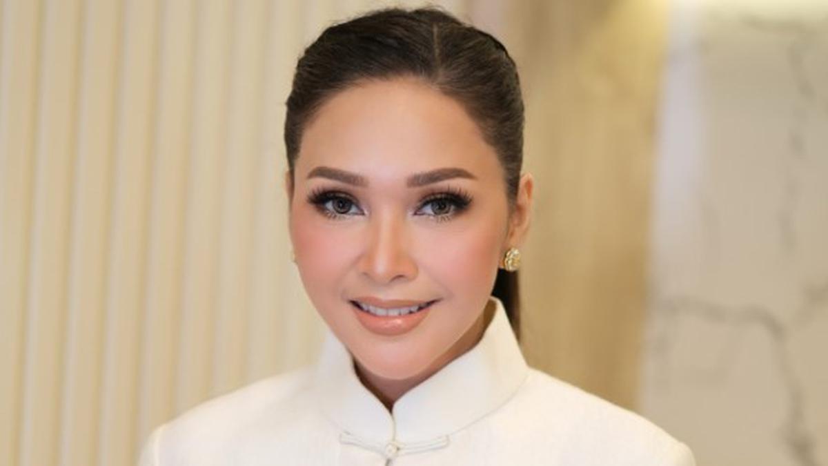 Potret Maia Estianty dengan Kebaya Modern Model Long Coat dan Jam Tangan Mewah, Tampil Penuh Keanggunan