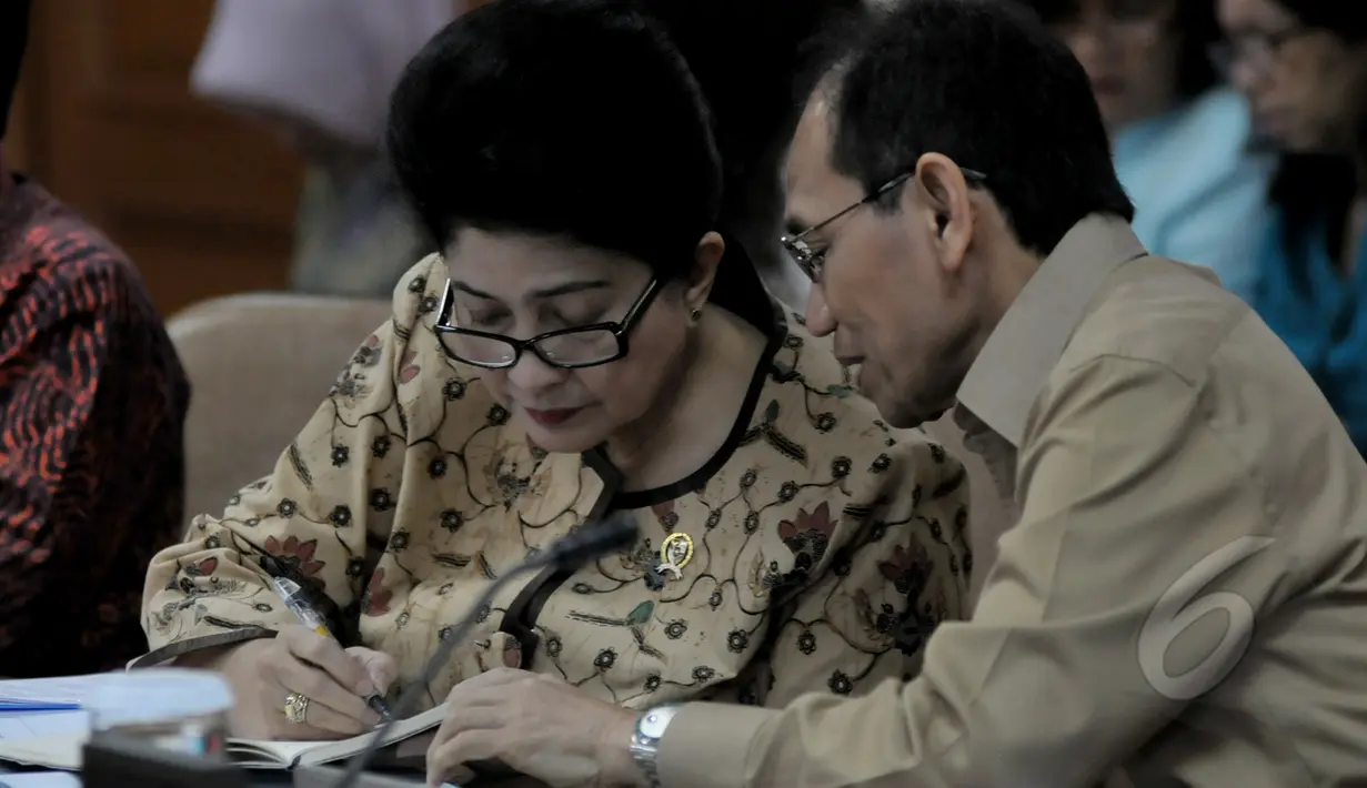 Menkes Nila F Moeloek , berbincang saat memberi keterangan hasil investigasi terkait kasus obat bius di Gedung Kemenkes, Jakarta, Senin (23/3/2015).Nila mengatakan PT Kalbe Farma lalai saat memproduksi obat bius Buvanest Spinal. (Liputan6.com/Johan Tallo)