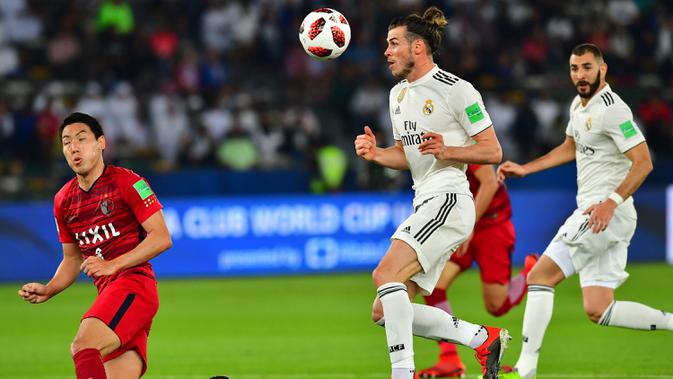 Gelandang Real Madrid, Gareth Bale, berusaha mengontrol bola saat melawan Kashima Antlers pada laga Piala Dunia Antarklub di Stadion Zayed Sports City, Abu Dhabi, Rabu (19/12). Madrid menang 3-1 atas Kashima. (AFP/Giuseppe Cacace)