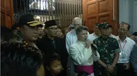 Forum komunikasi pimpinan daerah Provinsi Jawa Barat dipimpin oleh Gubernur Ridwan Kamil mendatangi Katedral Santo Petrus, Bandung, Senin, 24 Desember 2018, untuk meninjau keamanan pada malam Misa Natal. (Liputan6.com/Arie Nugraha)