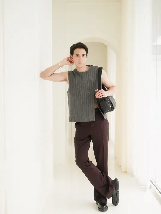 Jame juga terlihat begitu stylish denganvest knitwear dan paduan DIOR MAXICANNAGE bags bernuansa hitam.  [Foto: Dior]