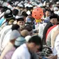 Umat muslim mendengarkan khotbah usai melaksanakan salat Idul Adha 2016/1437 H di Pelabuhan Sunda Kelapa, Jakarta, Senin (12/9). Nuansa khas pelabuhan menjadi keunikan tersendiri saat salat Idul Adha di tempat ini. (Liputan6.com/Yoppy Renato)