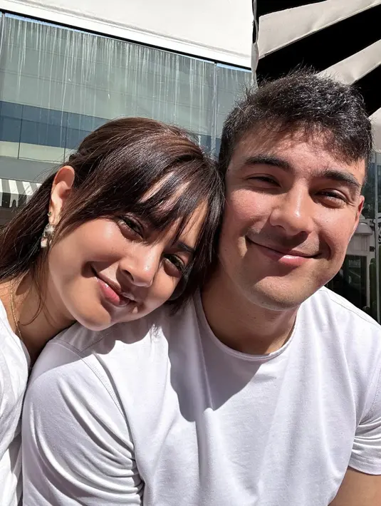 Aurelie dan dr Tyler kerap tampil kompak dalam balutan busana yang memikat. [Foto: Instagram/ Aurelie Moeremans]