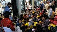 Tokoh pemuda nasional Maruarar Sirait bersama Ketua Umum IMI yang juga Ketua MPR RI Bambang Soesatyo dan sejumlah anggota Ikatan Motor Indonesia (IMI) berbagi bersama ratusan anak yatim dengan berbagi paket lebaran dan buka bersama. (Foto: Istimewa).