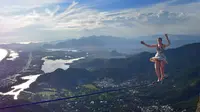 Aksi Nekat Wanita Jalan di Atas Tali dengan Sepatu Hak Tinggi