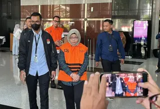 Ketua Tim Pemeriksaan Badan Pemeriksa Keuangan (BPK) Perwakilan Sumatera Selatan Titin Rita Lestari Ditahan KPK (Antara)