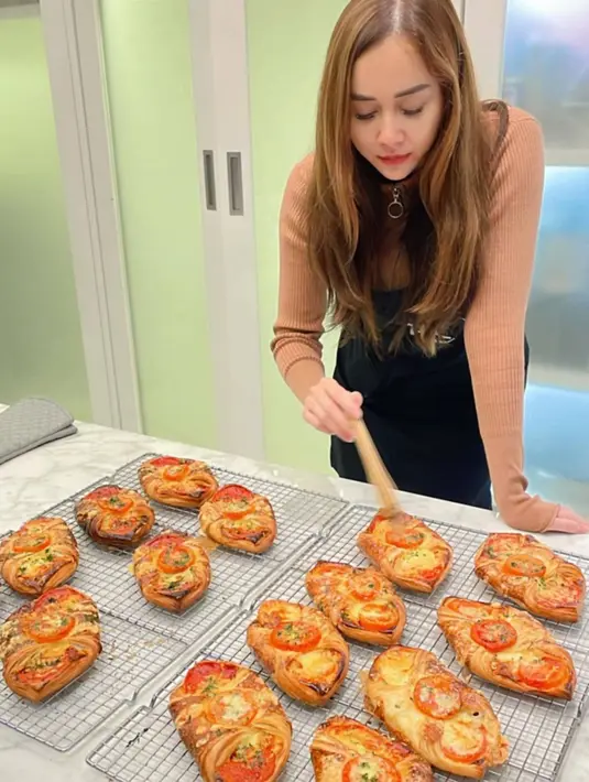 Hasil kreasi roti buatan dari Aura Kasih ini pun terlihat nikmat. Banyak netizen yang menggodanya bahwa ingin merasakan hasil roti buatannya tersebut. (Liputan6.com/IG/@aurakasih)