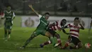 Pemain PS TNI, Dimas Drajad, berebut bola dengan pemain Madura United, Engelberd Sani dan Asep Berlian (kanan), dalam laga Torabika Soccer Championship presented by IM3 Ooredoo di Stadion Siliwangi, Bandung, Minggu (1/5/2016). (Bola.com/Vitalis Yogi Trisn