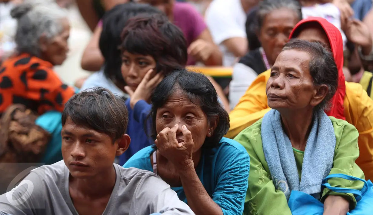 Pengemis menunggu di Vihara Dharma Bahkti, Petak Sembilan, Jakarta, Sabtu (28/1). Rata-rata mereka datang dari luar Jakarta untuk mengharapkan angpao dari warga Tionghoa yang berdoa menyambut pergantian tahun baru Imlek. (Liputan6.com/Imamnuel Antonius)