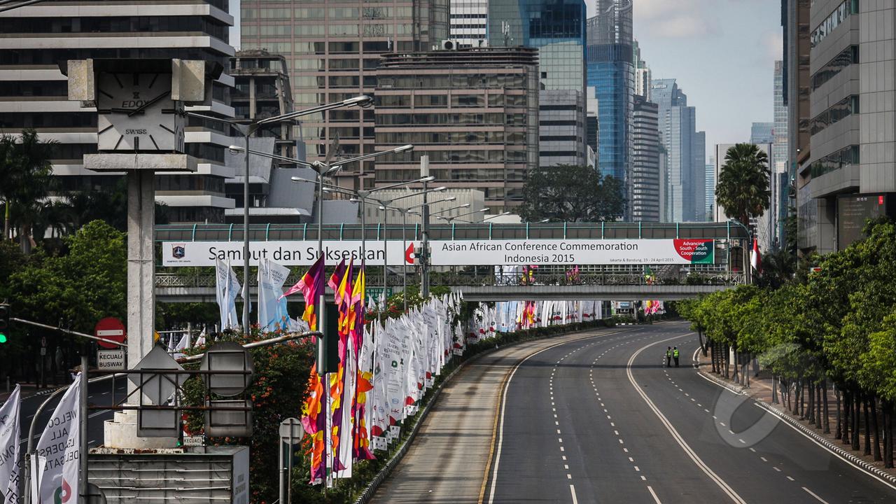 Pemandangan Saat Ruas Jalan Utama Jakarta Sepi Pengendara 