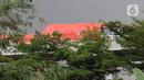 Terpal menutupi bagian gerbong kereta ringan lintas rel terpadu (LRT) Jabodebek yang mengalami kecelakaan di jalur lintas LRT Cibubur, Jakarta Timur, Senin (25/10/2021). Belum diketahui penyebab kecelakaan dan soal ada atau tidaknya korban. (Liputan6.com/Herman Zakharia)