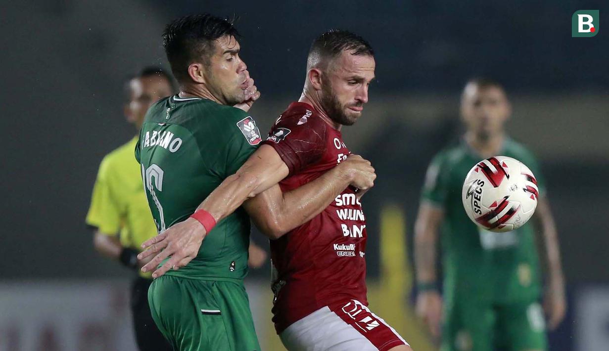 Striker Bali United, Ilija Spasojevic (kanan) mengontrol bola dibayangi bek PS Sleman, Fabiano Beltrame dalam laga perempatfinal Piala Menpora 2021 di Stadion Si Jalak Harupat, Bandung, Senin (12/4/2021). (Bola.com/Ikhwan Yanuar)