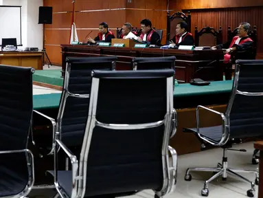 Majelis hakim mendengar pernyataan jaksa penuntut umum saat sidang dakwaan untuk OC Kaligis di Pengadilan Tipikor, Jakarta, Kamis (20/8). Hakim Tipikor menunda persidangan tersebut sebab OC Kaligis tidak hadir dikarenakan sakit.(Liputan6.com/Yoppy Renato)