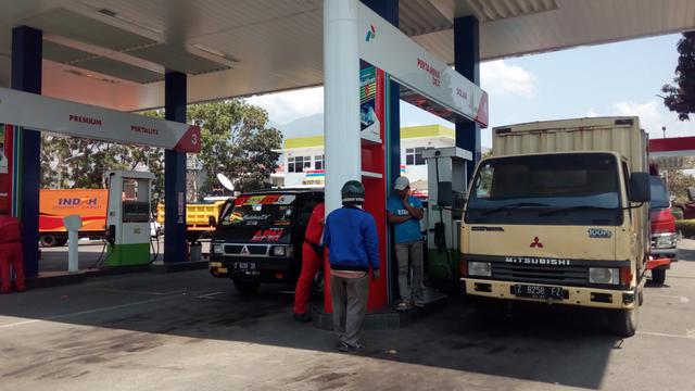 Sejumlah petugas SPBU tengah melayani pembelian solar bersubsidi untuk kendaraan angkutan di Garut